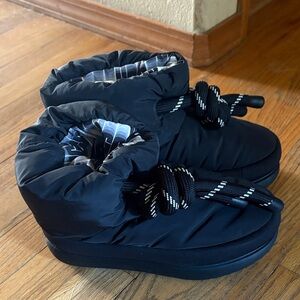 Never Worn Uggs Womens 6 1/2